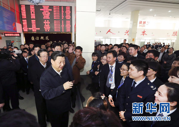 　　3月17日，习近平在视察县为民服务中心办事大厅时同现场群众和工作人员交流。新华社记者 丁林 摄