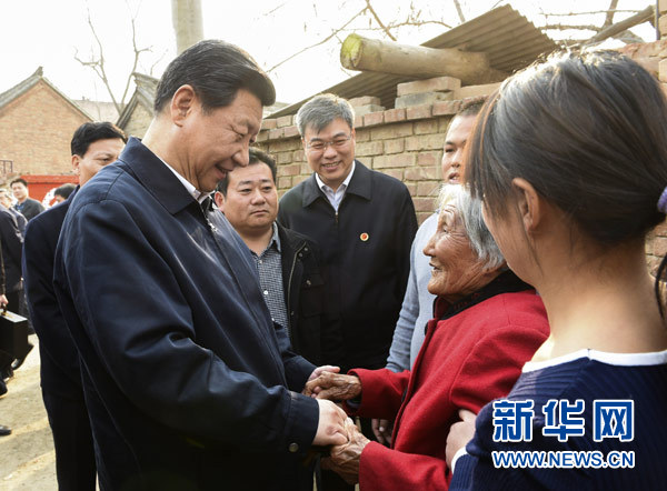 　　3月17日，习近平在东坝头乡张庄村看望85岁老人张景枝。新华社记者 李学仁 摄