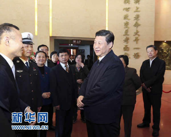 　　3月17日，习近平在参观焦裕禄同志纪念馆时同焦裕禄亲属和基层模范干部代表亲切交流。新华社记者 丁林 摄